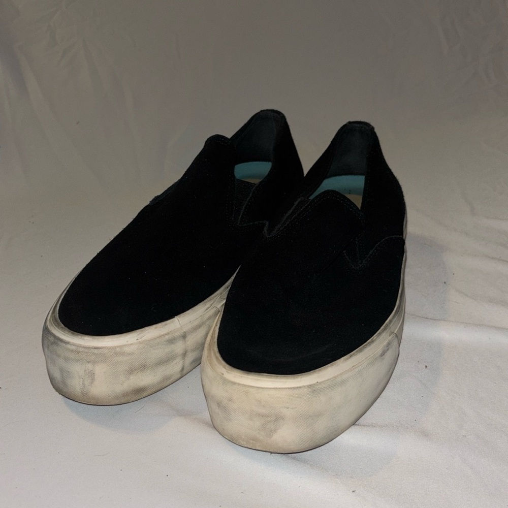cute black platform shoes!